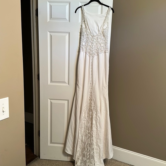 Wedding dress: NEVER WORN/ALTERED, size 4 - Picture 1 of 5